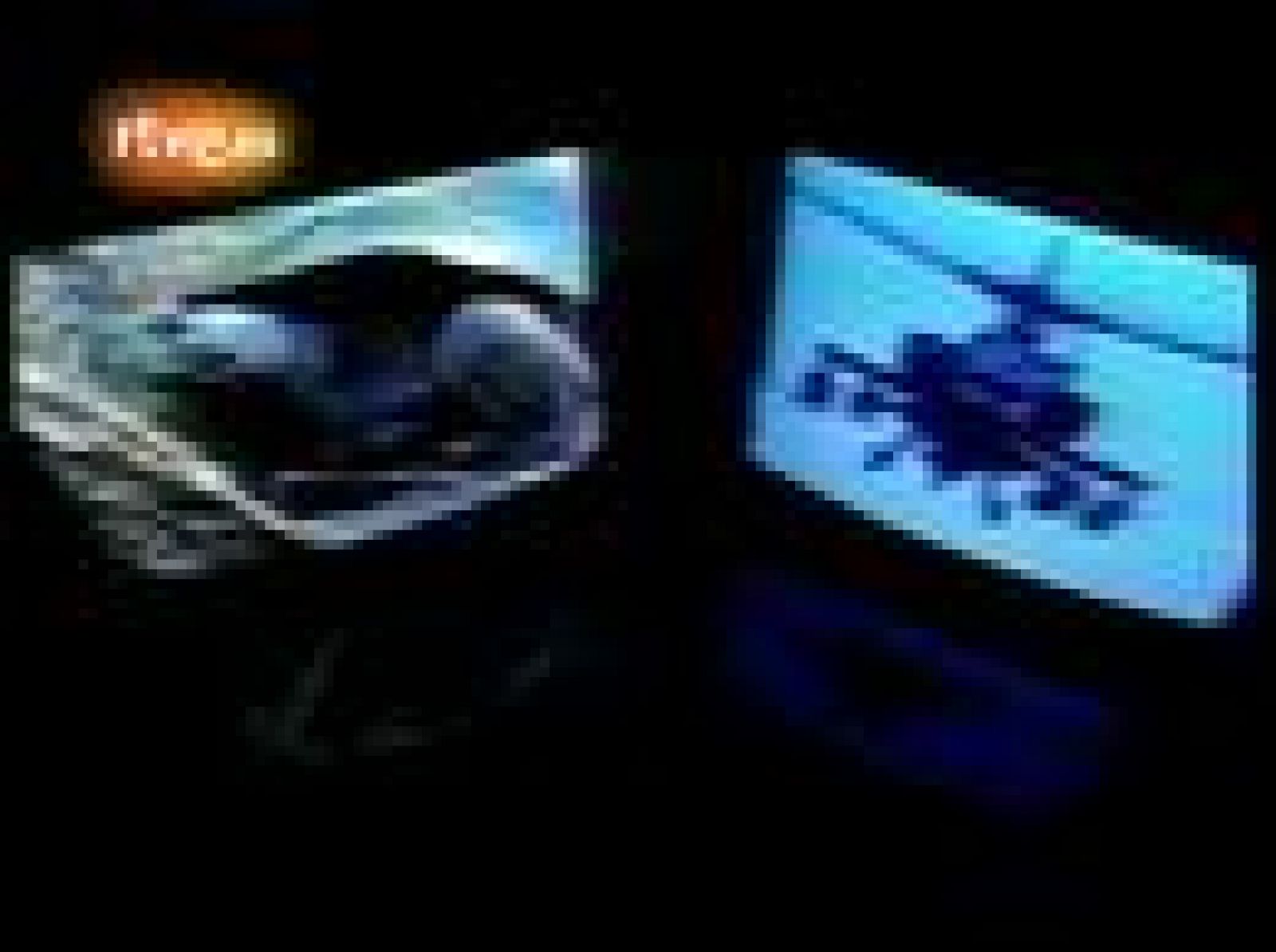  Así era la cabecera de 'La 2 Noticias' en 1994, año en que empezó a emitirse. Nacía la enseña gráfica del programa con un aspecto muy dinámico, llena de imágenes impactantes y acompañada por el 'Tchi-thi-tchi', el ruido de los monitores al encenderse que era lo primero que se oía. Con el tiempo, ese sonido es uno de los grandes mitos del programa.