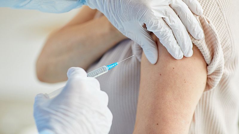 Una enfermera sustituye 8.500 dosis de la vacuna de la COVID-19 por agua salada