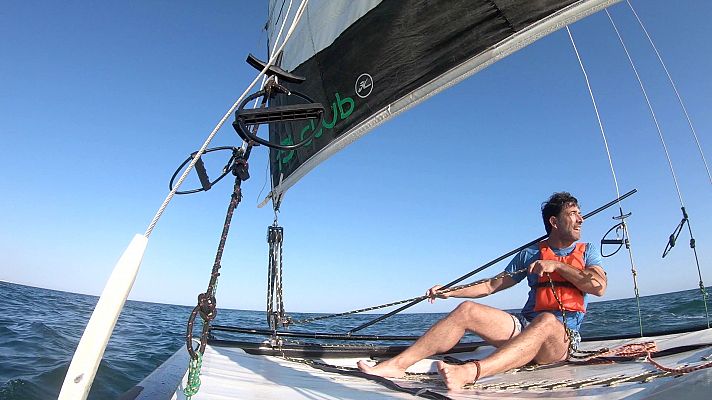 Antonio Garrido se atreve con la vela y el pádel surf