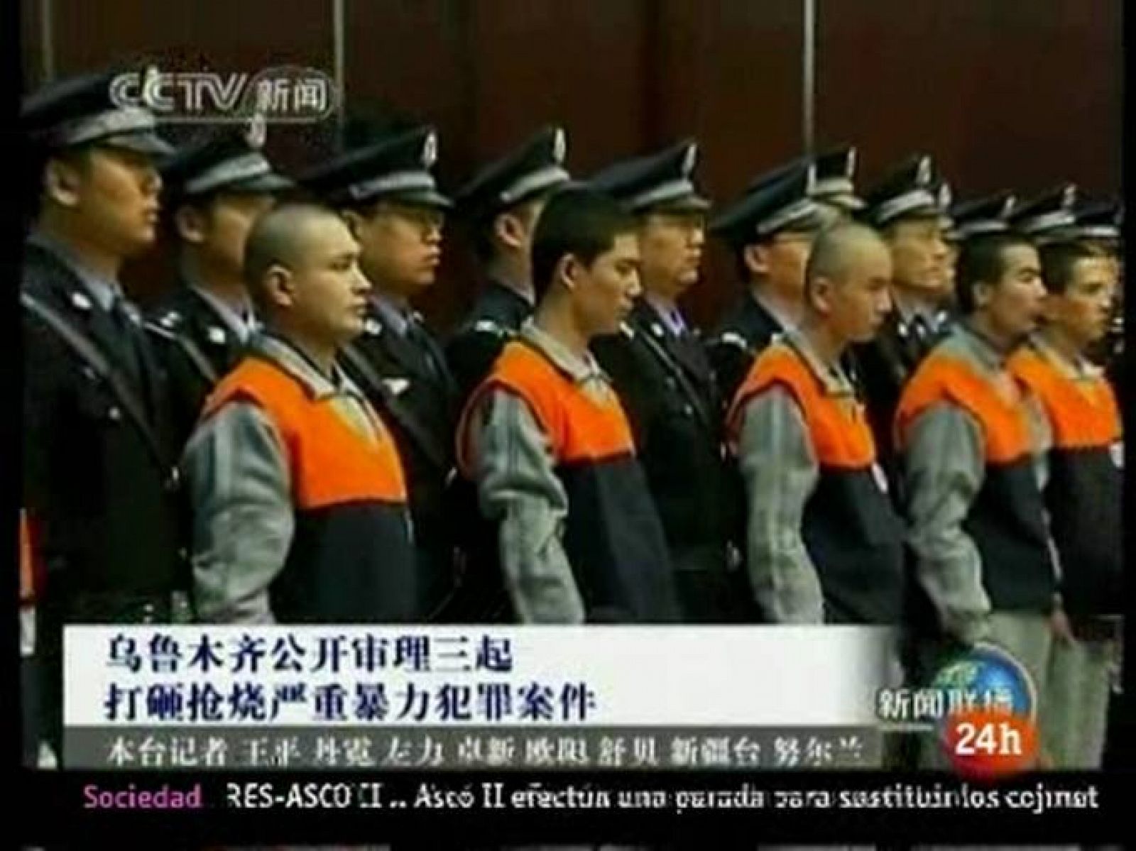 Seis uigures acusados de asesinato y participación en las revueltas del pasado 5 de julio en Urumqi (Xinjiang, noroeste) han sido condenados a muerte por el Tribunal Popular Intermedio de dicha ciudad, informó la agencia estatal de noticias Xinhua.