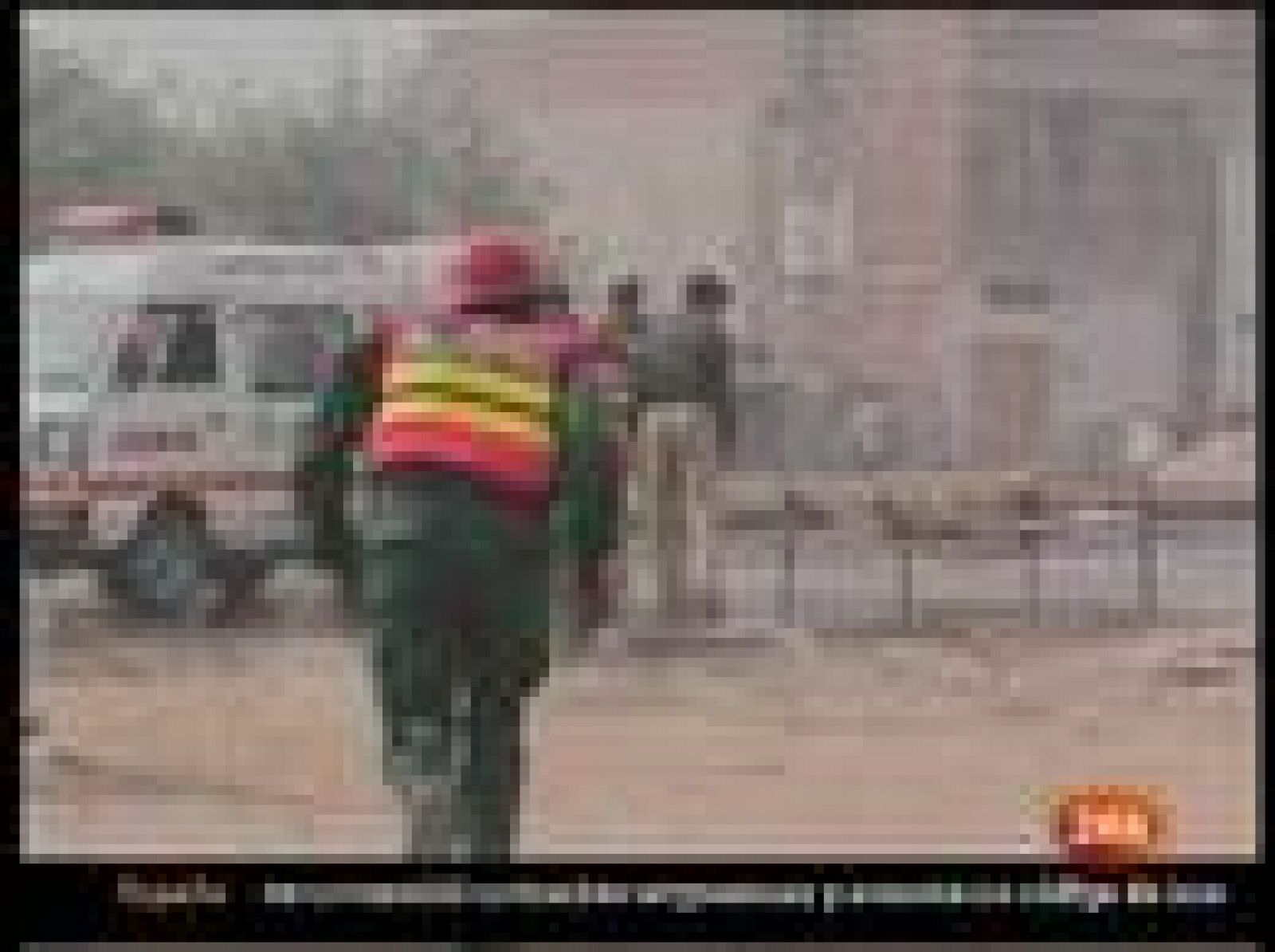 Al menos 39 personas han muerto en un ataque terrorista mAl menos 39 personas han muerto en un ataque terrorista múltiple talibán en Pakistán contra tres comisarías de Policía en Lahore, al este del país, y en un atentado suicida contra un coche en el noroeste, según ha informado la Policía