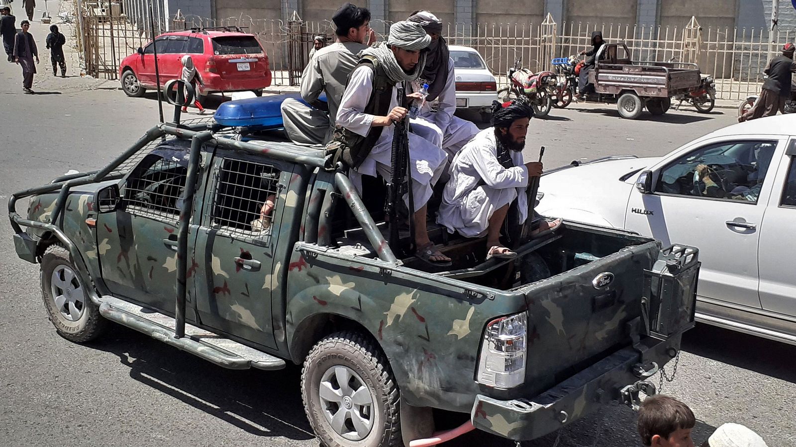 La ofensiva talibán acelera la evacuación de extranjeros