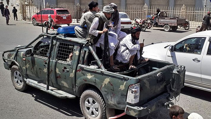 Ciudadanos de EE.UU. y aliados salen de Afganistán ante la ofensiva talibán