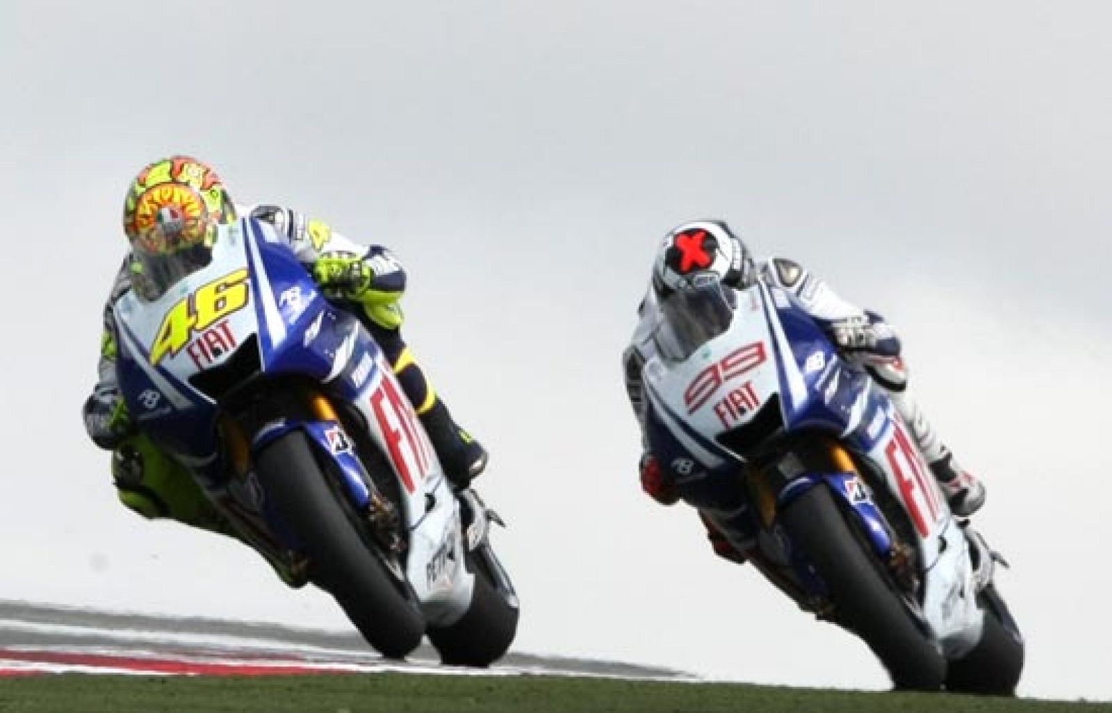 Estas imágenes sobre el duelo entre Rossi y Lorenzo han sido merecedoras de un premio en el certamen Georges Bertelloti de Mónaco. 