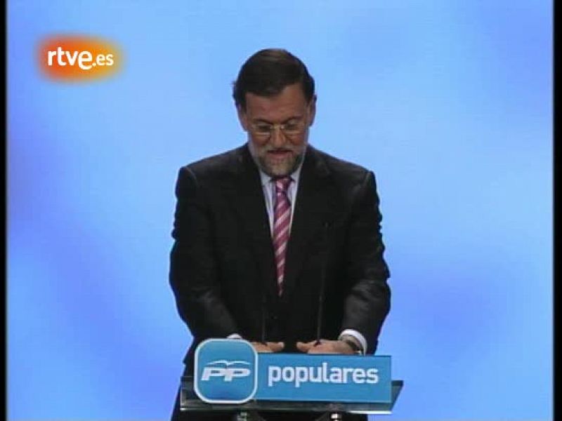 El presidente del PP, Mariano Rajoy, ha mostrado su plena confianza en Francisco Camps, un día después de que este destituyese al secretario general del PPCV, Ricardo Costa. Es la primera vez que Rajoy ofrece una rueda de prensa desde hace seis mese