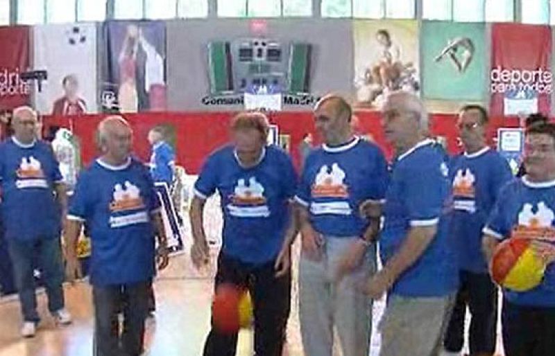 'El Baloncesto no tiene edad', un programa dirigido a los mayores de 60 años en la Comunidad de Madrid 'da cancha' a los jugadores más veteranos.