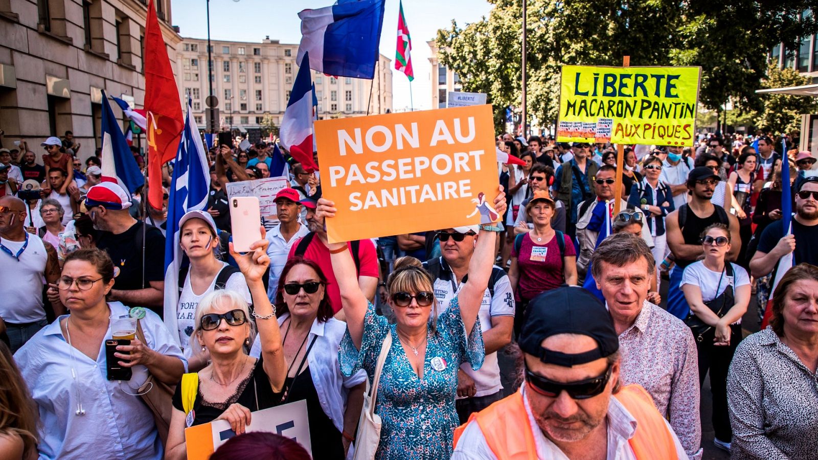 Quinto sábado consecutivo de protestas en Francia en contra del pasaporte COVID