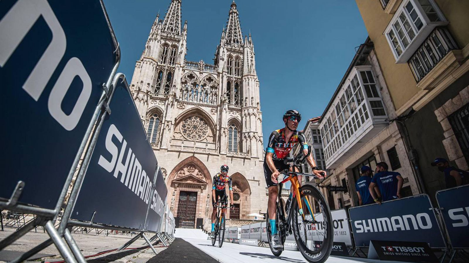 La Vuelta 2021 arranca en Burgos y el público no defrauda y llena las calles