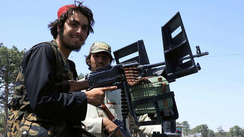 Miles de personas huyen de Kabul ante el acecho de los talibanes