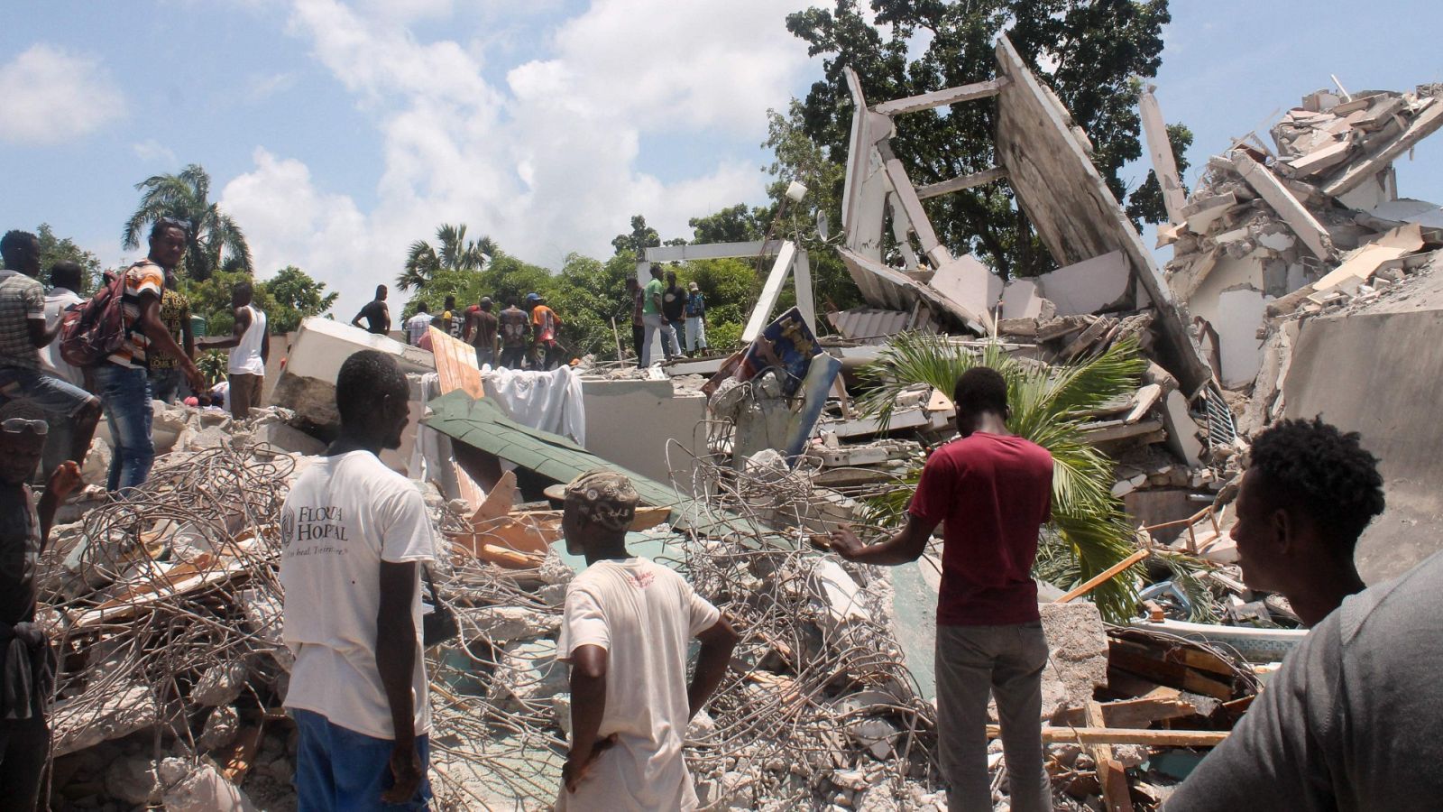 Prosigue la búsqueda de supervivientes del terremoto en Haití