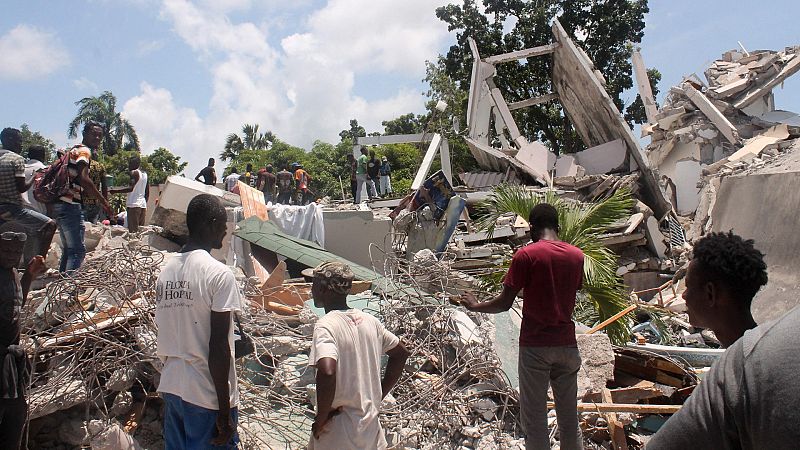 Prosigue la búsqueda de supervivientes entre los escombros de los edificios derrumbados en Haití
