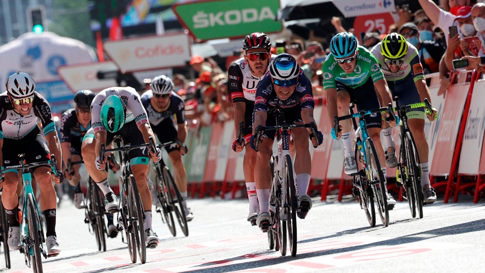 Philipsen se lleva el primer esprint de la Vuelta 2021 - ver ahora