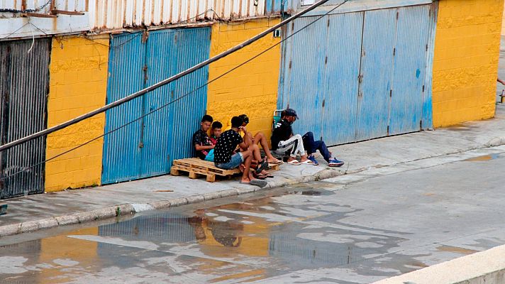 Imagen de varios menores extranjeros no acompañados en las calles de Ceuta