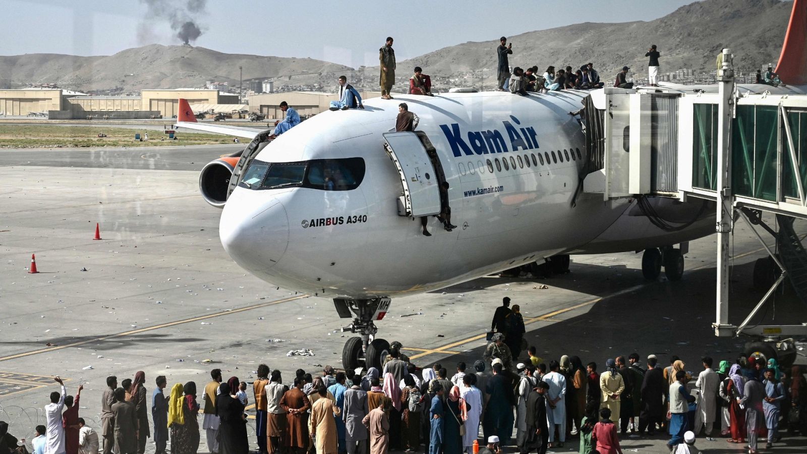 Caos en el aeropuerto de Kabul donde miles de afganos intentan huir del país