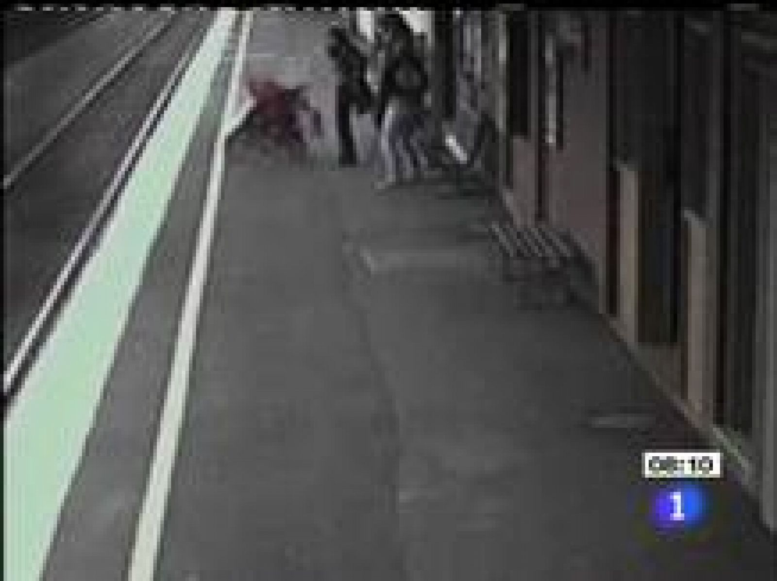 El bebé cae bajo el tren y sobrevive