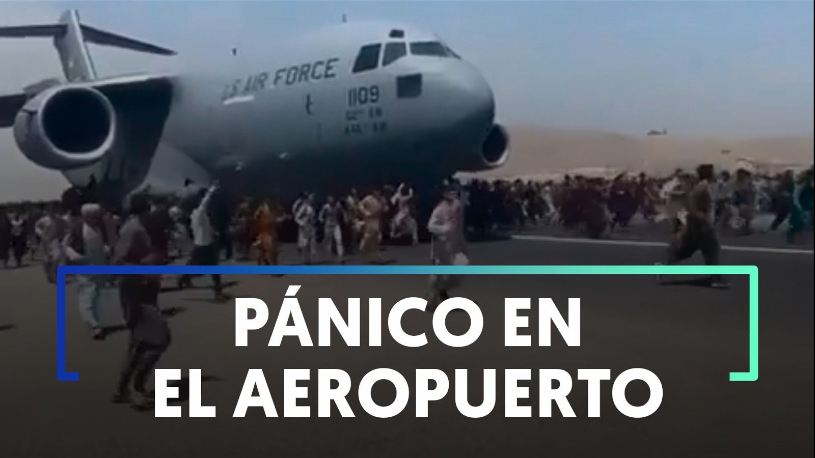 Miles de afganos intentan huir de los TALIBANES en AVIONES