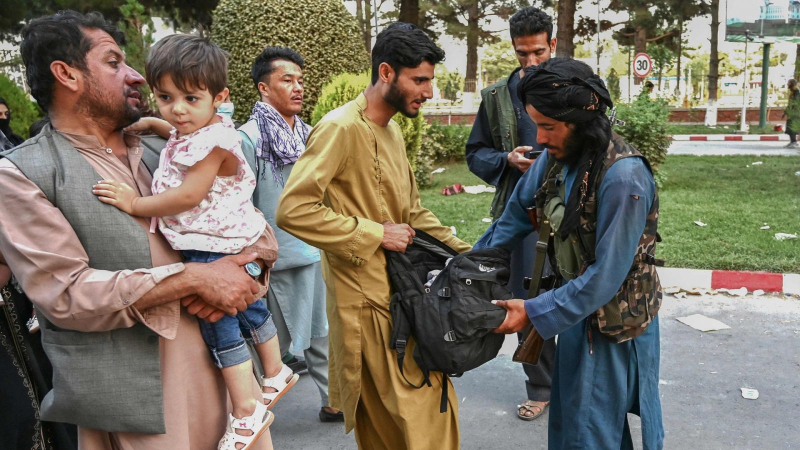 Un intérprete afgano: "Los talibanes patrullan cada vía"