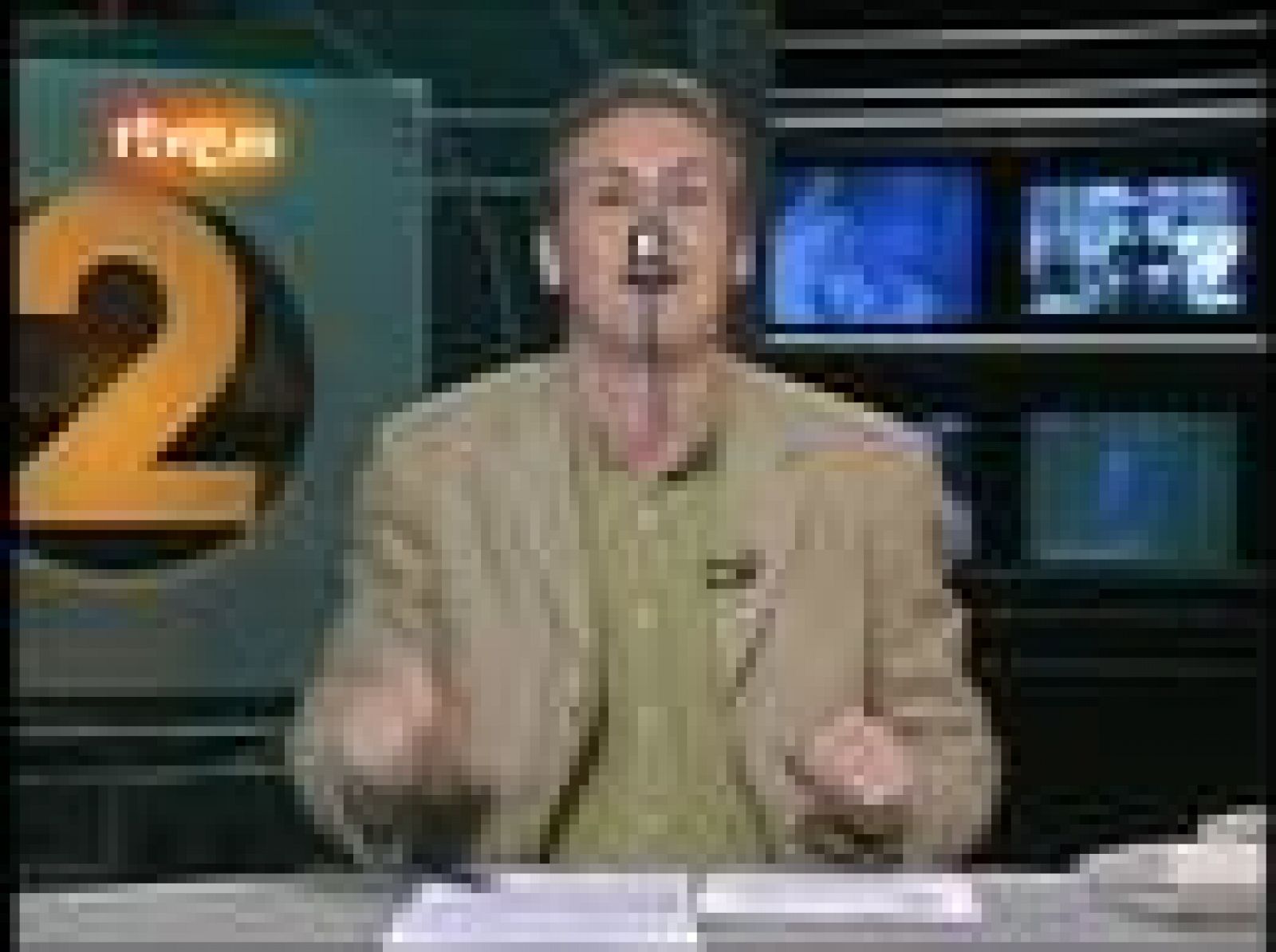 Lorenzo Milá se cuelga una cuchara en la nariz (2002) | Ver