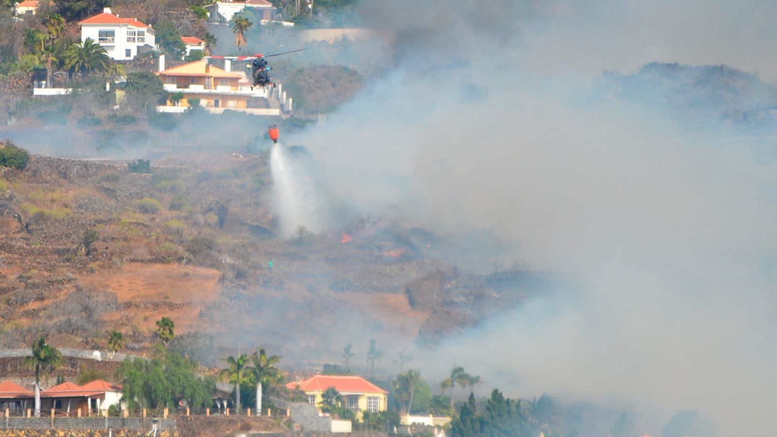 Incendio casi estabilizado en Navalacruz; el fuego avanza en La Palma