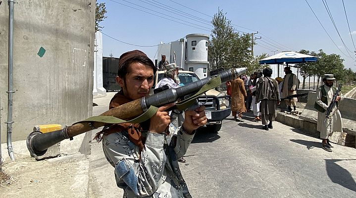 "Lo hacen para ganar tiempo", el análisis de un traductor afgano sobre la moderación de los talibanes