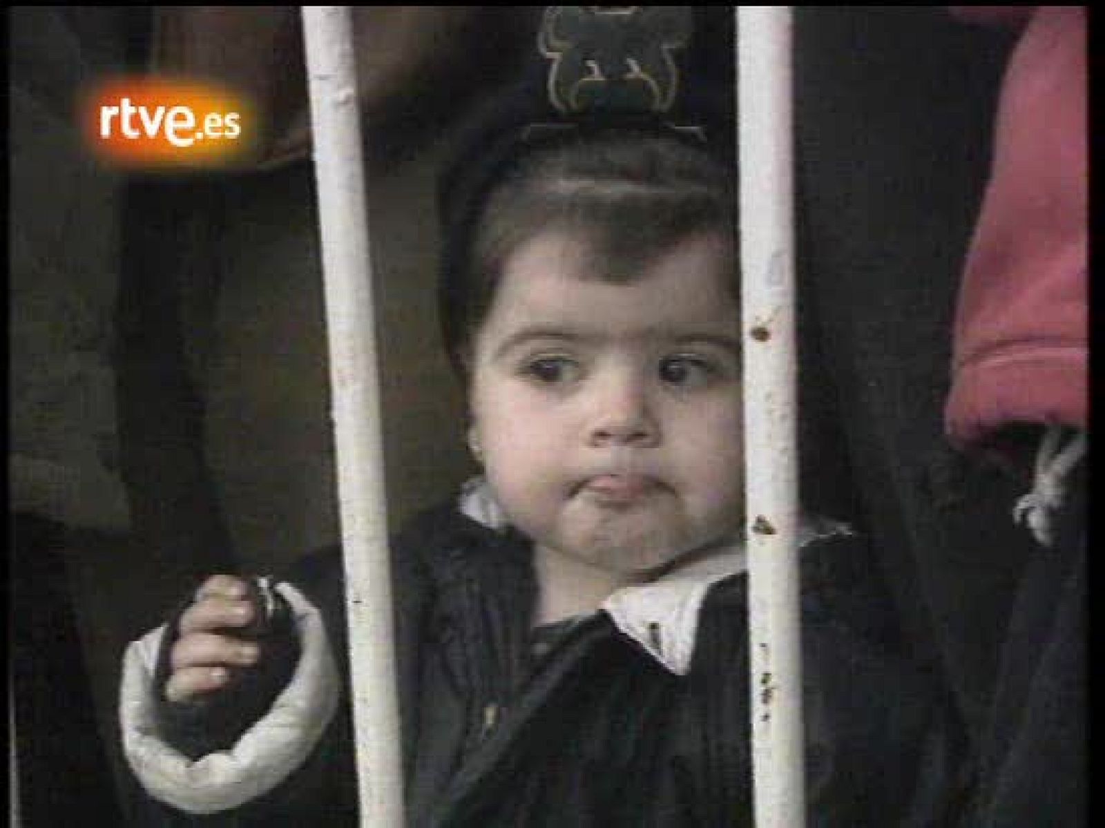 Dos niños reporteros nos narran el desfile de los Reyes Mayos (enero 1999) | Ver