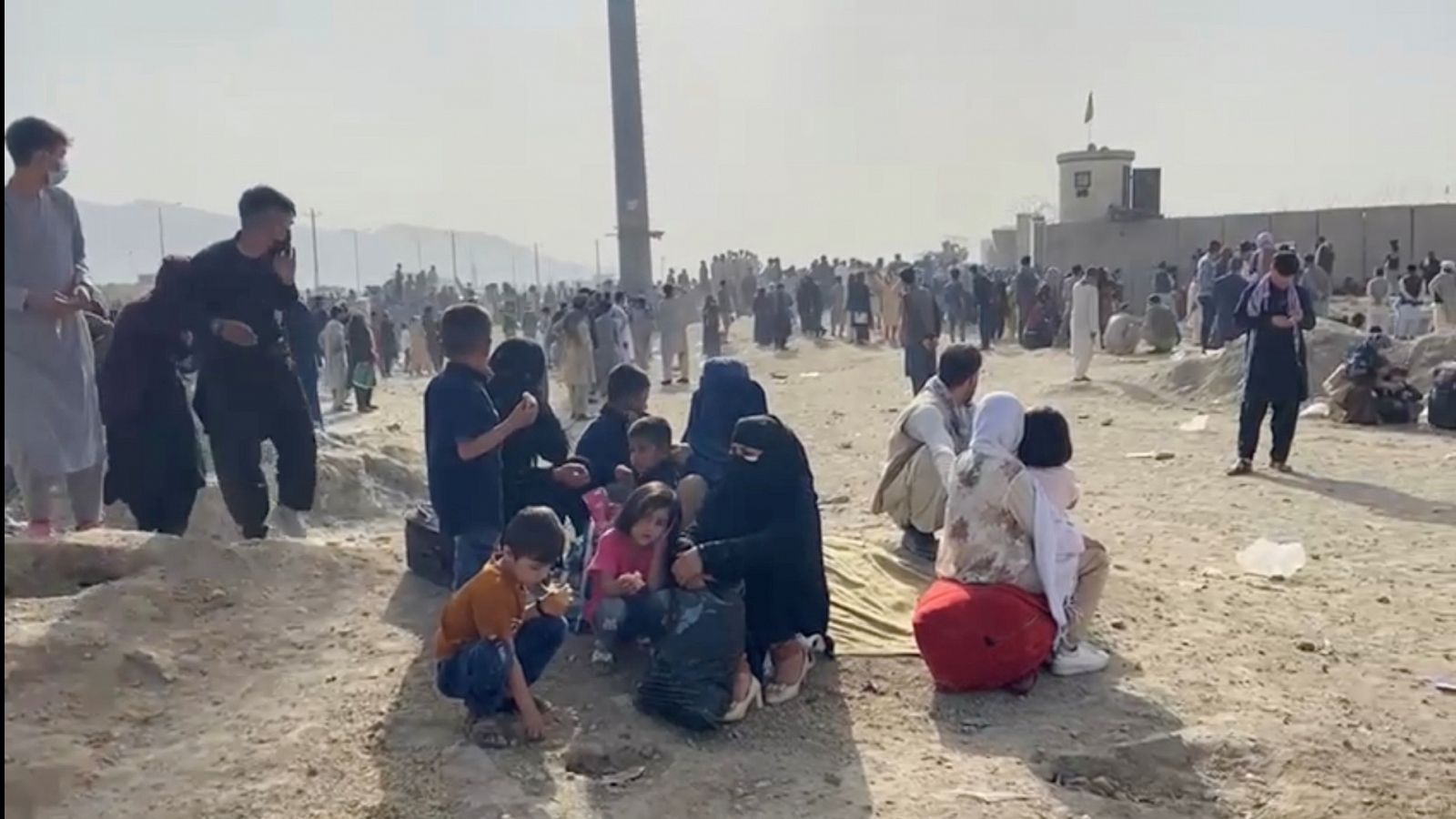 El caos en el aeropuerto de Kabul dificulta la evacuación de afganos