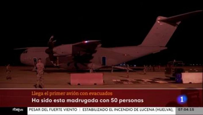 Telediario 1 - Aterriza en Madrid el avión con los primeros repatriados españoles y colaboradores afganos