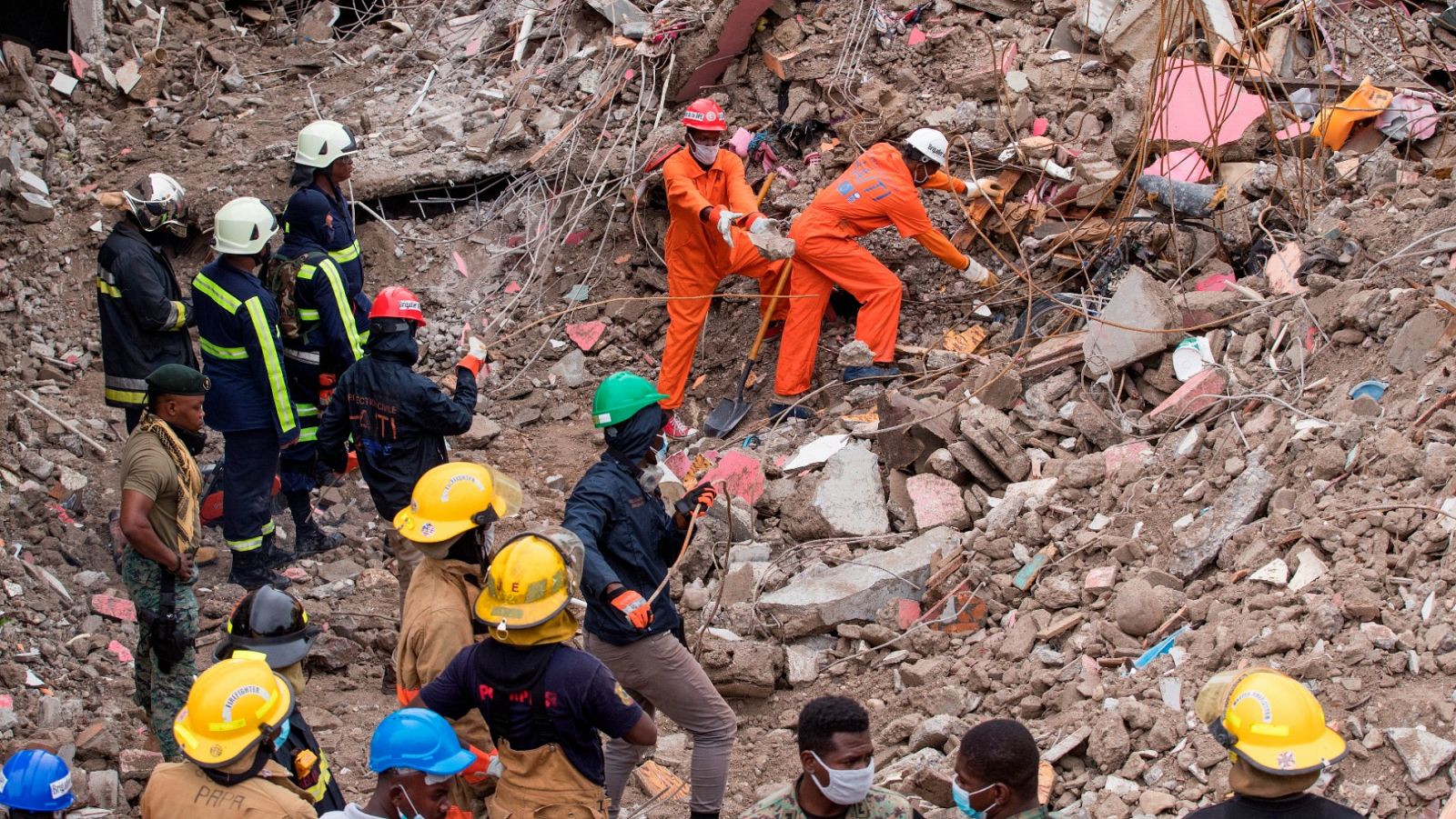 Los equipos de rescate siguen buscando entre los escombros en Haití 