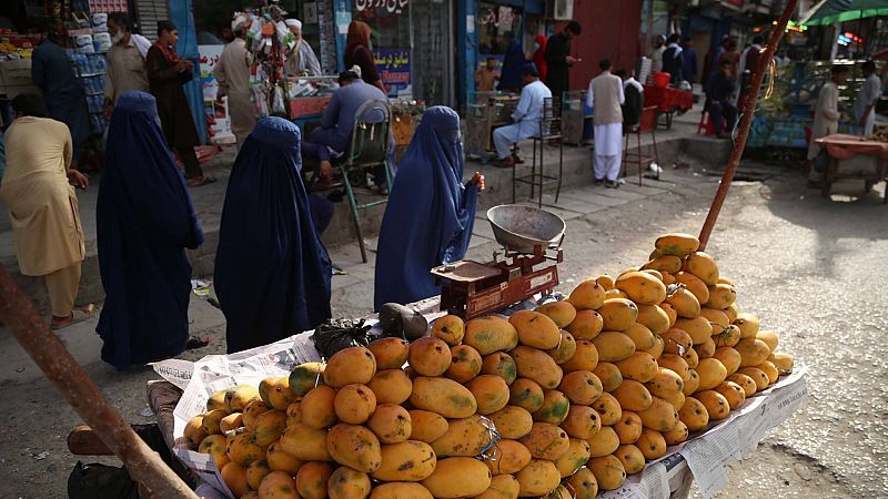 La economía de Afganistán afronta el colapso monetario ante el bloqueo de las ayudas exteriores