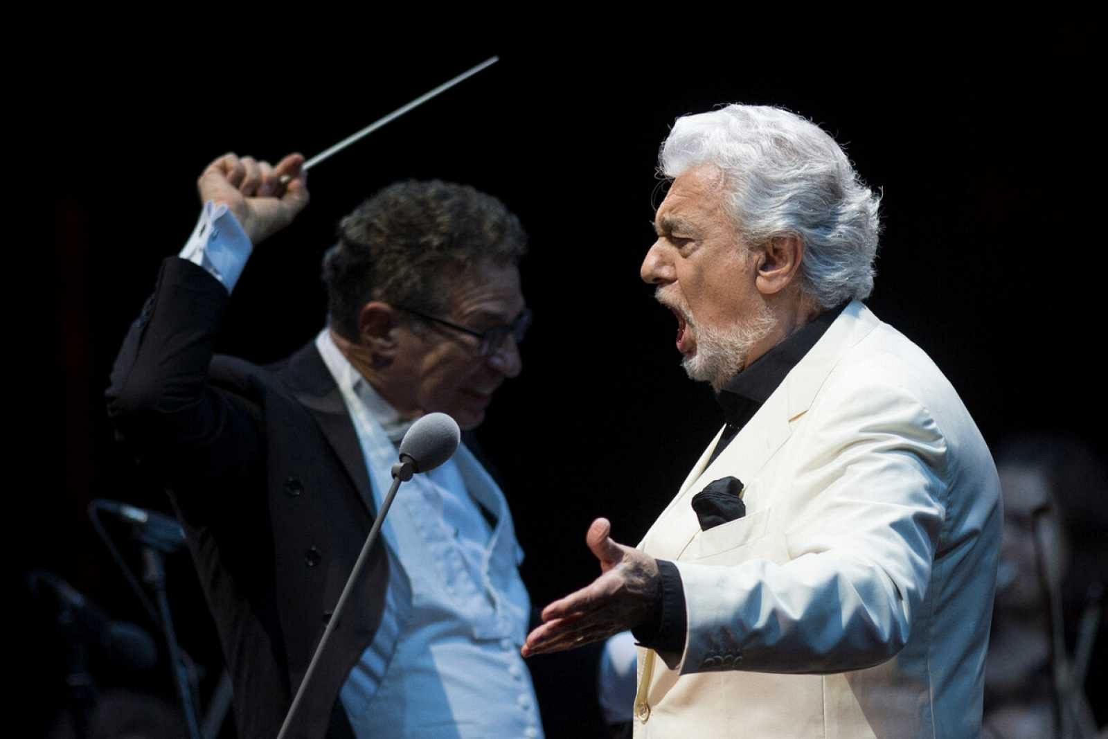 Plácido Domingo y Marta Sánchez cantan el himno de España