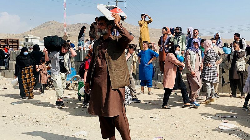 Continúa el caos en el aeropuerto de Kabul: "Mi marido se ha unido a los talibanes y tengo que huir con mi hija"