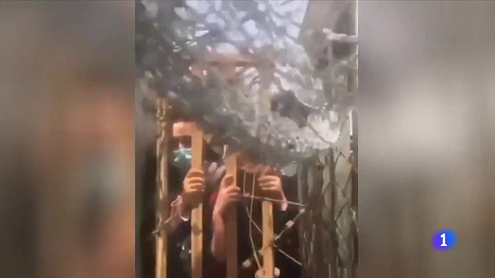 Telediario 2 - El miedo a los talibanes lleva a las mujeres a huir de Afganistán