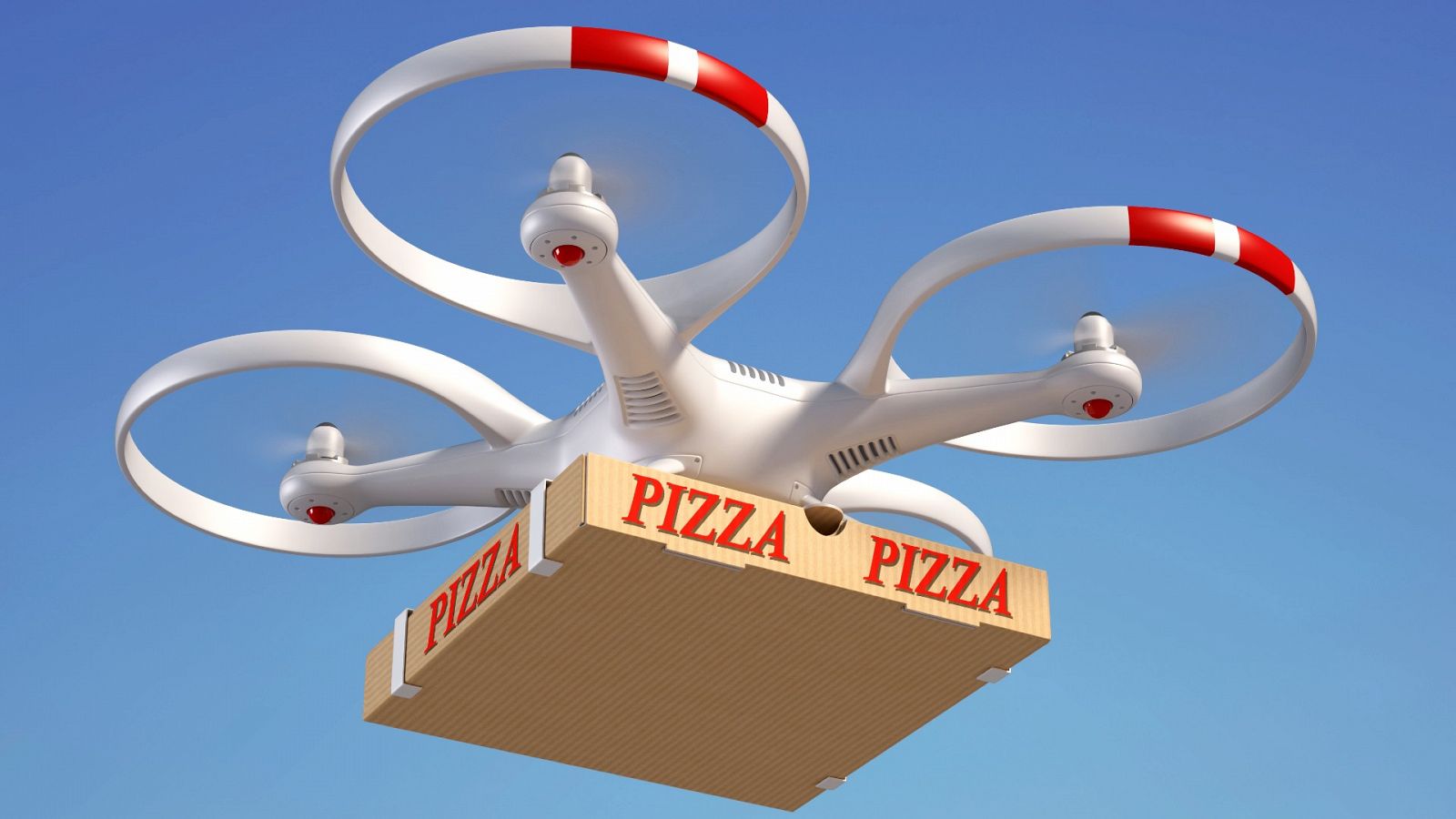 Un restaurante de Ibiza reparte comida con un dron a las embarcaciones fondeadas cerca de la playa