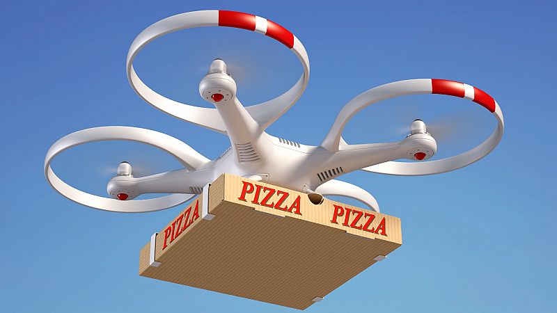 Un restaurante de Ibiza reparte comida con un dron a las embarcaciones fondeadas cerca de la playa