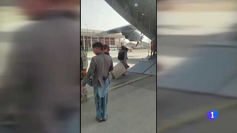 Aterriza en Madrid el segundo avión con 110 refugiados evacuados de Kabul | Ver