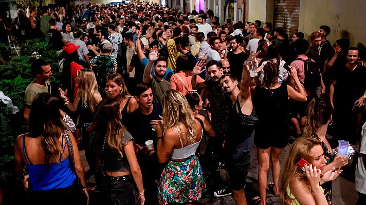 Especial Coronavirus - Fiestas y aglomeraciones en la primera noche sin toque de queda en Barcelona