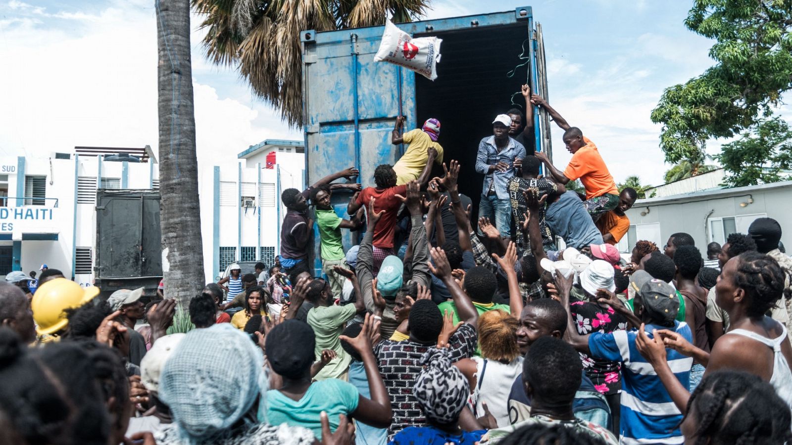 Desesperación entre los haitianos que esperan comida y agua potable