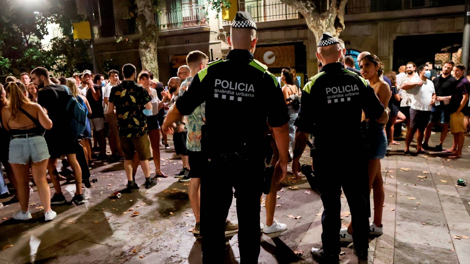 Una noche más la policía ha tenido que desalojar botellones en varias ciudades españolas - Informativo 24h | Ver
