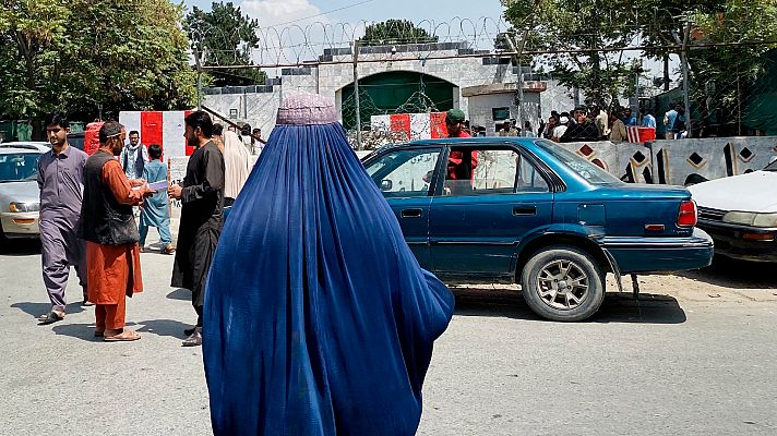 Telediario Fin de Semana - Las calles de Kabul se vacían de mujeres ante el terror talibán