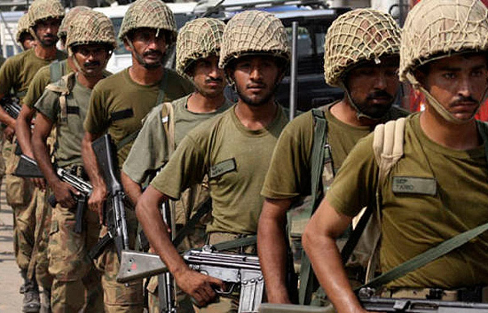 El ejército de Pakistán ha iniciado a primera hora una gran ofensiva sobre Waziristán del Sur, uno de los bastiones de los talibanes. La operación llega después de 2 semanas cruentas, con casi 200 muertos en atentados. 