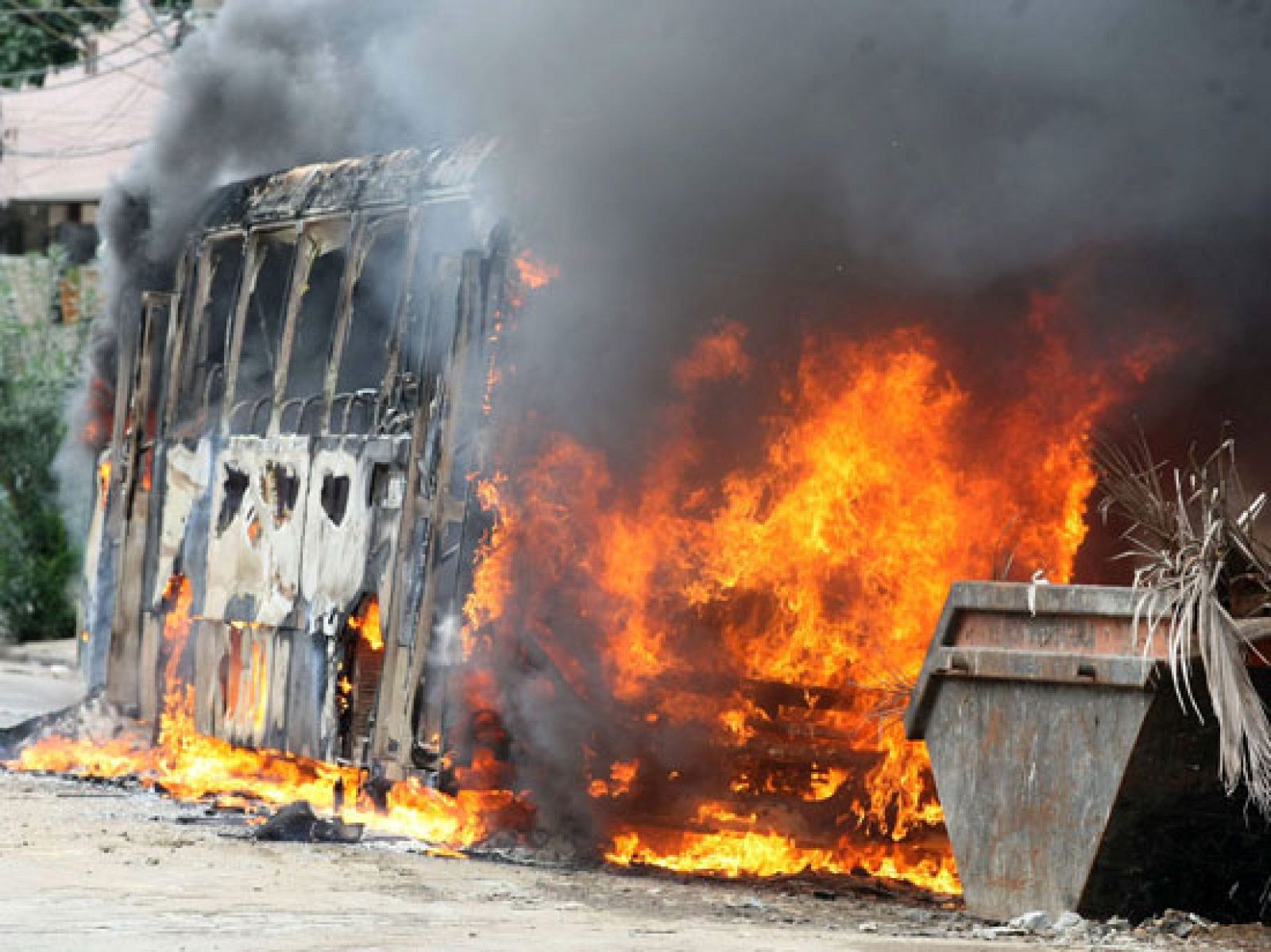 Los narcos derriban un helicóptero de la polícia en Río de Janeiro