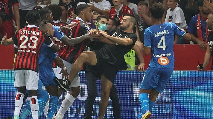 Ultras del Niza intentan agredir a los jugadores del Olympique de Marsella