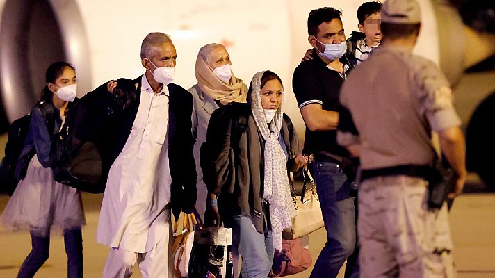 Telediario 1 - Defensa aumenta la capacidad de sus aviones para evacuar a más personas de Afganistán