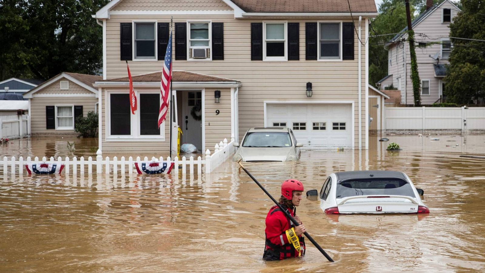 El huracán Henri pierde fuerza en Estados Unidos pero deja imágenes impactantes