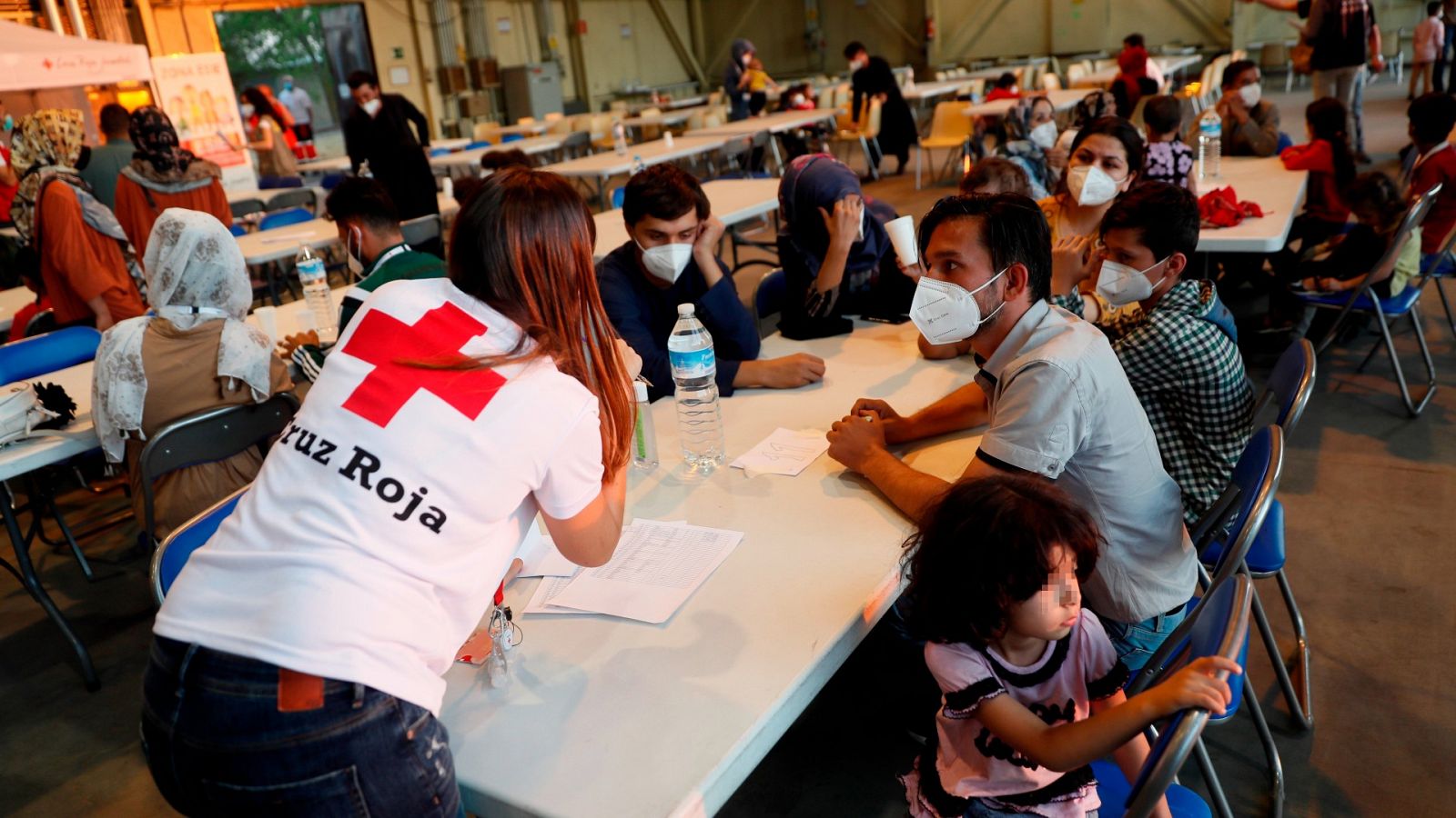 Cruz Roja presta la primera atención a los afganos que llegan a España