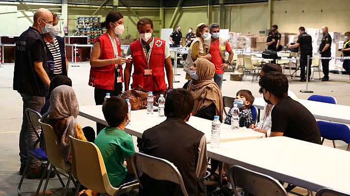 Telediario 2 - Sobrevivir entre el dolor y la esperanza: así es la vida de los refugiados afganos tras dejar Kabul