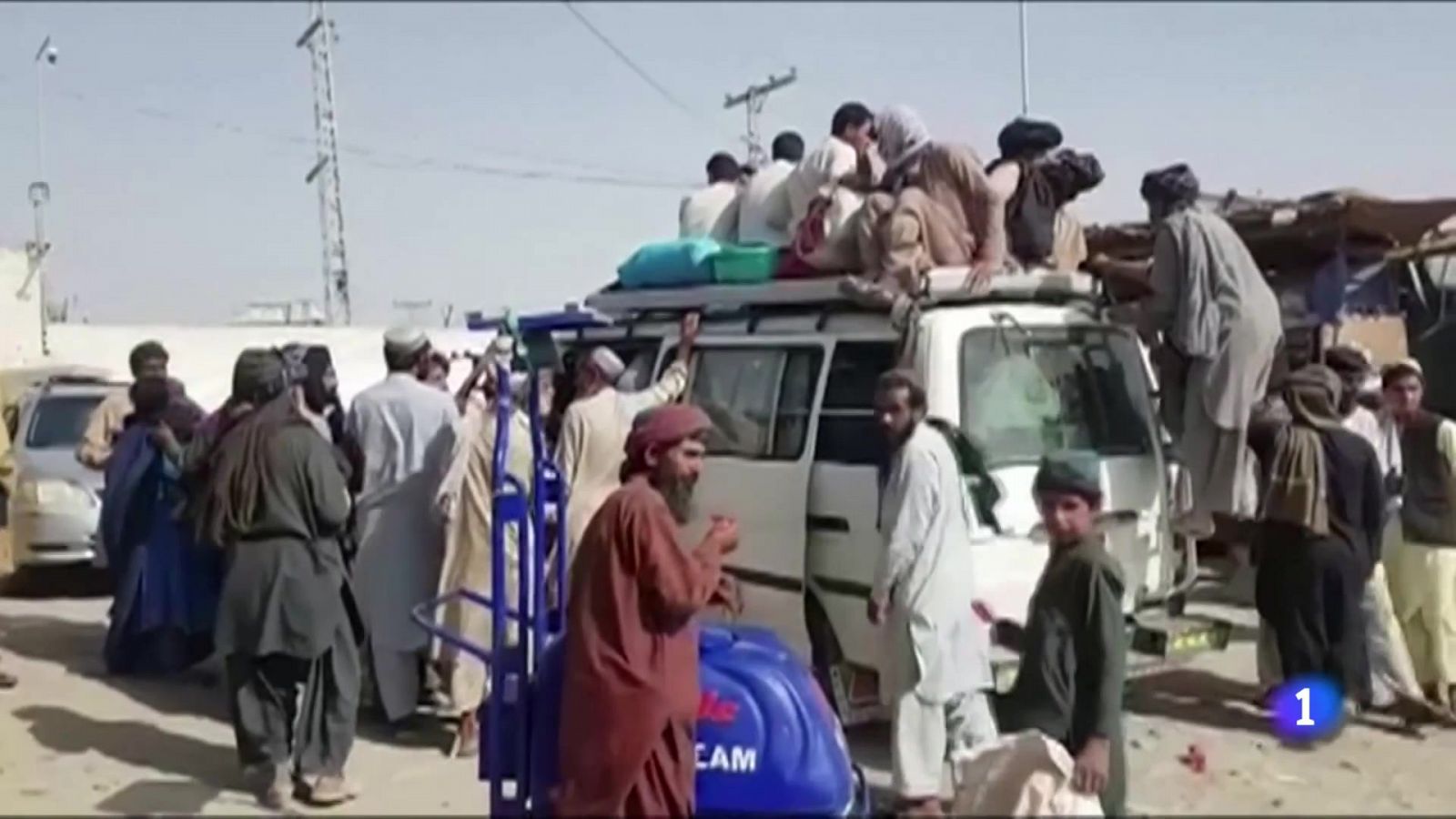 El saturado aeropuerto de Kabul obliga a muchos afganos a huir por la frontera pakistaní