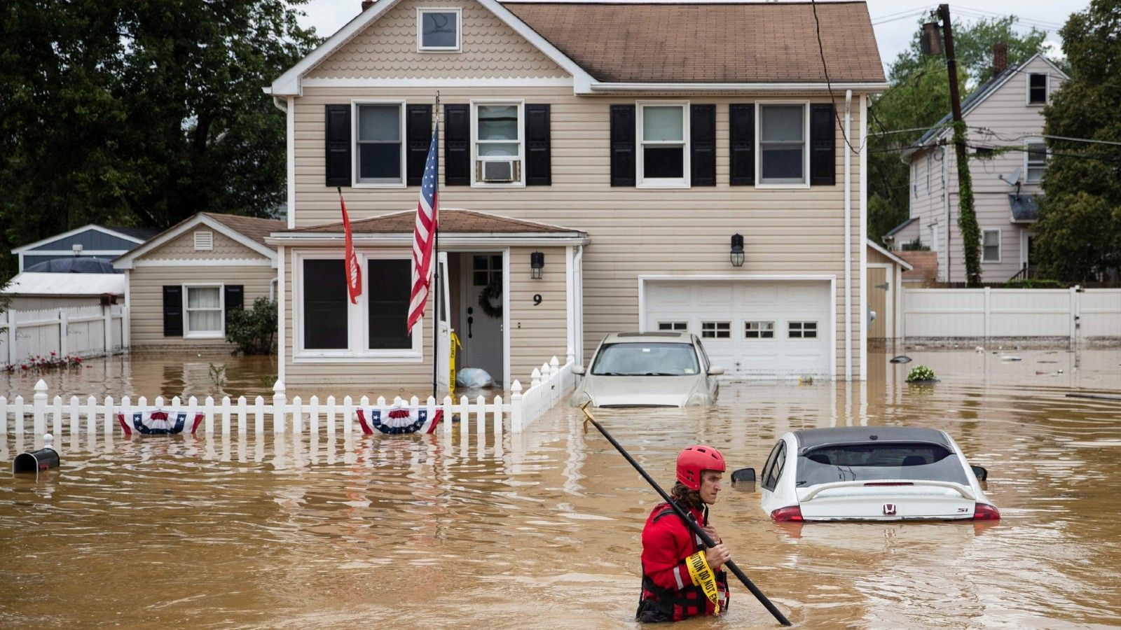 Henri llega debilitado a EE.UU. como tormenta tropical y deja inundaciones y cortes de electricidad