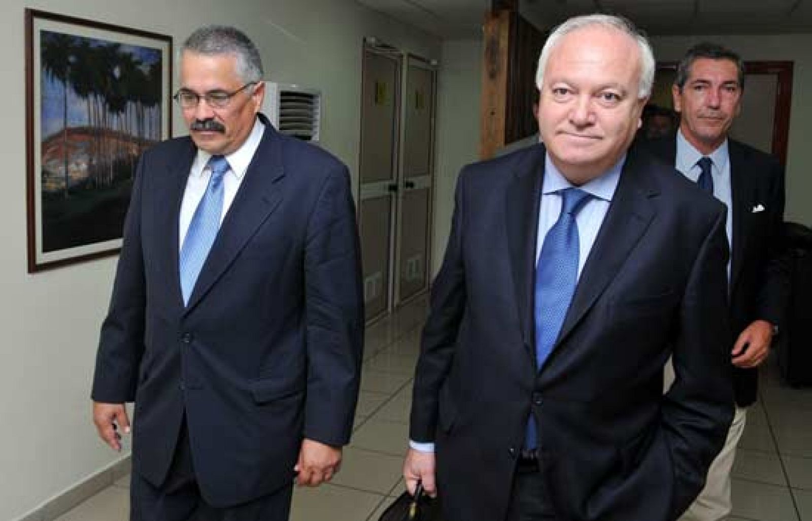 El ministro de Asuntos Exteriores y de Cooperación, Miguel Angel  Moratinos, se encuentra desde anoche en La Habana donde este domingo  iniciará su segunda visita oficial a la isla con una agenda privada  para mañana entrevistarse con su homólogo cubano, Bruno Rodríguez, e  incluso, cabe la posibilidad, con el presidente del país, Raúl  Castro.