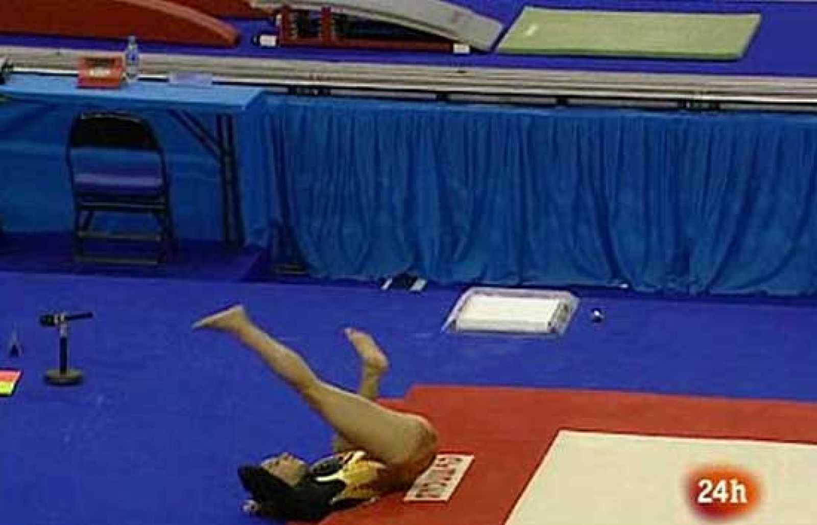 Una gimnasta colombiana ha dado el susto de la jornada en el Mundial que se celebra en Londres al golpearse la cabeza en el ejercicio de suelo. Afortunadamente, ha salido por su propio pie.